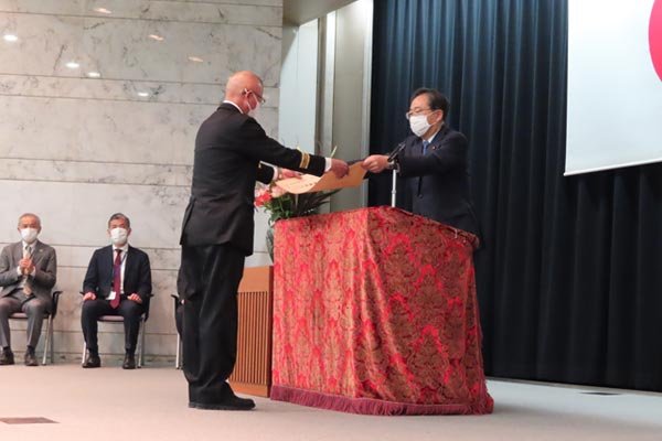 表彰状を授与する斉藤国土交通大臣