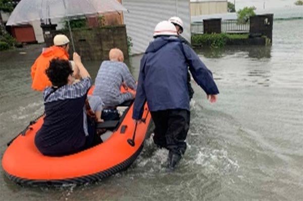 三根校区　ボートによる救助