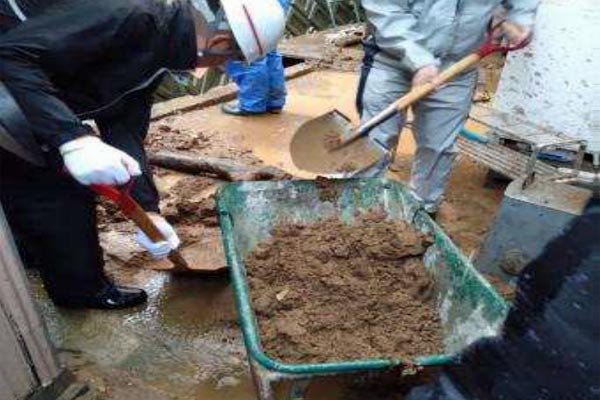 三瓶町津布理 住宅裏での土砂撤去