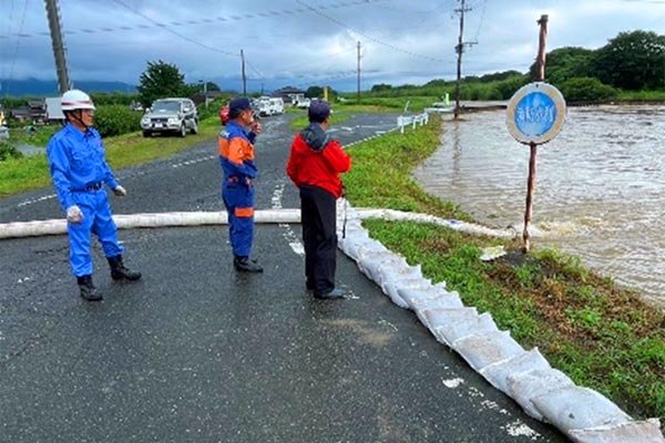 佐田川左岸（大刀洗町三川地先）積み土のう工及び排水作業