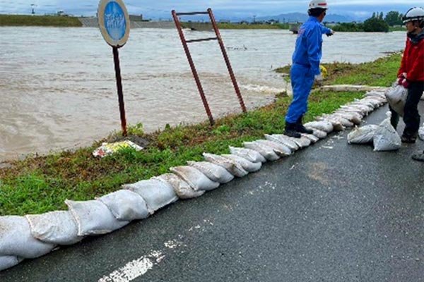 佐田川左岸（大刀洗町三川地先）積み土のう工及び排水作業