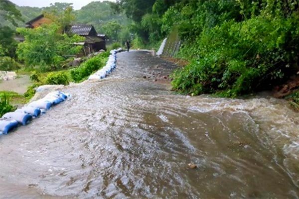 山に隣接した住宅への止水対策　土のう積み