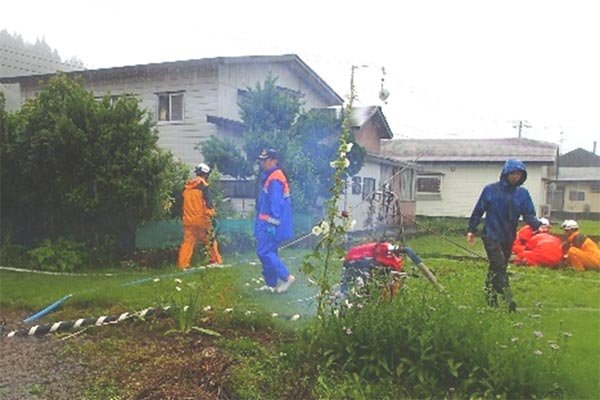 浅間町地区（宅地内床下浸水） 排水ポンプによる排水作業