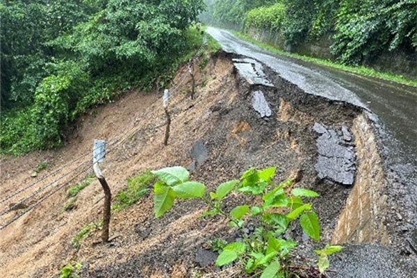 院内岱地区（道路崩落） 拡幅部分の道路崩落