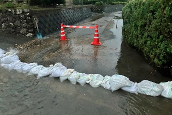 ⑤夜久野町板生地区 住宅敷地へ山水の流入を防ぐため土のうを設置