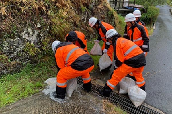 ⑥夜久野町末地区 水路の越水による道路冠水を防ぐため土のうを設置