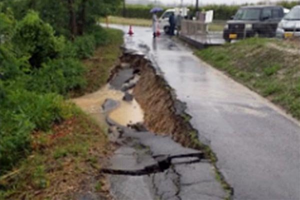 大字赤部地区　新木山古墳北西 道路陥没及び水道管破損被害