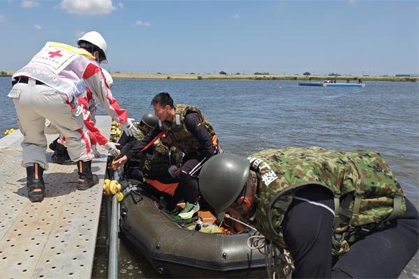 陸上自衛隊による孤立住民の水害救助支援ボート救助訓練

